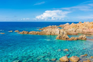 Li Cossi sahilinin berrak suları, Sardunya, İtalya