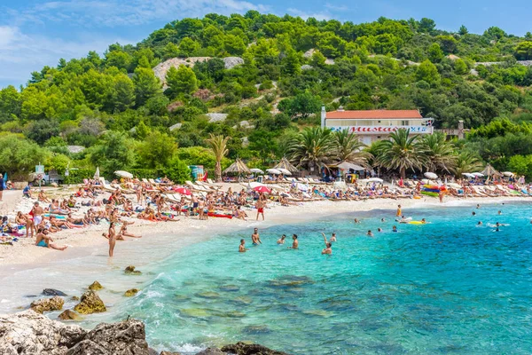 HVAR, CROATIA, AĞUSTOS 8 2019: Adriyatik Denizi, Hvar Adası 'ndaki güzel Pokoniji Dol Sahili
