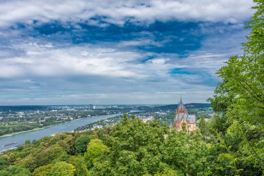 Schloss Drachenburg Şatosu, Almanya 'nın Bonn kenti yakınlarındaki Konigswinter' da yer alan bir saraydır.