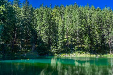 Güneş ışığı altında Zugspitze zirvesinin önündeki turkuaz suyla Eibsee Gölü 'nün muhteşem manzarası. Konum: Eibsee Gölü, Garmisch-Partenkirchen, Bavyera Alpleri, Almanya, Avrupa