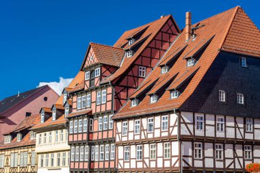 Almanya 'nın Quedlinburg şehrinin tarihi merkezinde güzel yarı keresteli evler.