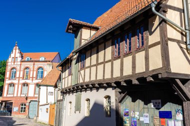 Almanya 'nın Quedlinburg şehrinin tarihi merkezinde güzel yarı keresteli evler.