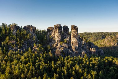 Sakson İsviçre Ulusal Parkı, Almanya 'nın karst dağları üzerinde güzel bir gün batımı