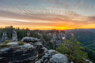 Almanya 'daki Sakson İsviçre Ulusal Parkı' nda şafak söküyor.