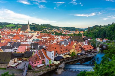 CESKY KRUMLOV, CZECH REPUBLIC, 1 AĞUSTOS 2020: Tarihi merkezin şaşırtıcı şehir manzarası