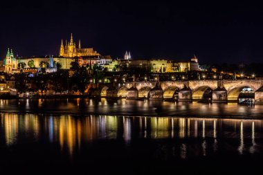 PRAG, CZECH REPUBLIC, 31 HAZİRAN 2020: Prag Kalesi 'nin ve Charles Köprüsü' nün geceleri güzel yansıması