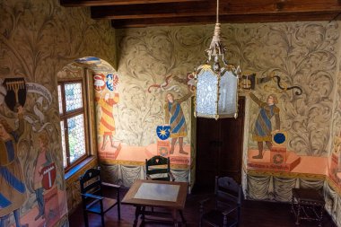 ZVIKOV, CZECH REPUBLIC, 1 AĞUSTOS 2020: Zvikov Kalesi 'nin kraliyet odasında güzel antik freskler