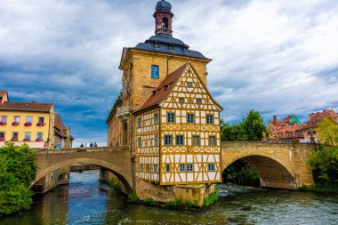 BAMBERG, ALMANY, 28 HAZİRAN 2020: Rathaus Bamberg belediye binası