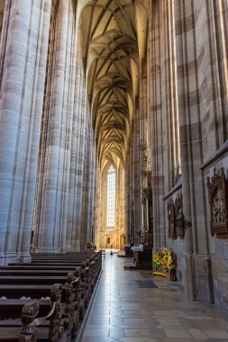 DINKELSBUHL, GERMANY, 27 HAZİRAN 2020: Katedralin İçi