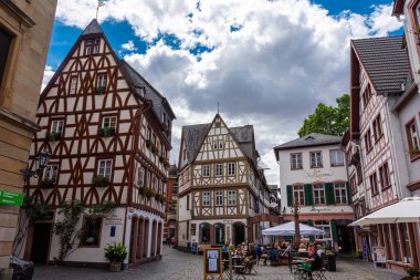 MAINZ, ALMANY, 25 HAZİRAN 2020: Merkezde güzel yarı ahşap tarihi mimari