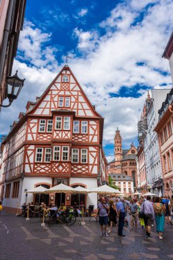 MAINZ, ALMANY, 25 HAZİRAN 2020: Merkezde güzel yarı ahşap tarihi mimari