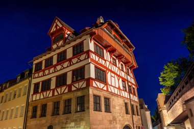 NUREMBERG, ALMANY, 27 Temmuz 2020: Albrecht Durer 'in Evi. Geceleri şehirde ünlü bir bina.