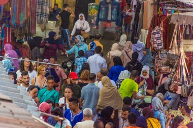 MARRAKECH, MOROCCO, 31 AĞUSTOS 2018: Marakeş 'te kalabalık bir pazar caddesinin yukarısından manzara