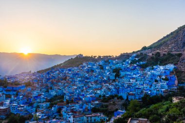 Fas 'ın mavi şehri Chefchaouen' in üzerinde güzel bir günbatımı.
