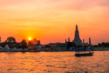 BANGKOK, THAILAND, 8 HAZİRAN 2020: Wat Arun Tapınağı üzerinde güzel bir günbatımı