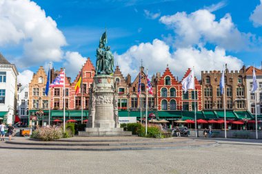 BRUGES, BELGIUM, 21 HAZİRAN 2020: Şehir merkezindeki ana meydan ve tarihi binalar