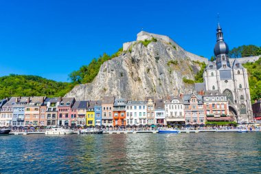 DINANT, BELGIUM, 21 HAZİRAN 2020: Bir dağın altında ve bir nehrin üzerinde inşa edilen Belçika 'nın Dinant kasabası