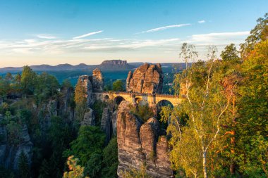 Sakson İsviçre, Almanya 'daki Bastei Köprüsü üzerinde güzel bir gün doğumu.