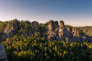 Sakson İsviçre Ulusal Parkı, Almanya 'nın karst dağları üzerinde güzel bir gün batımı