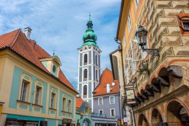 CESKY KRUMLOV, CZECH REUBLIC, 1 AĞUSTOS 2020: Tarihi merkezin güzel sokak manzarası