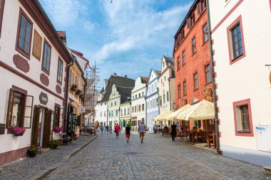 CESKY KRUMLOV, CZECH REUBLIC, 1 AĞUSTOS 2020: Tarihi merkezin güzel sokak manzarası