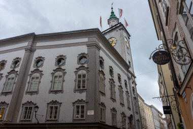 SALZBURG, AUSTRIA, 2 AĞUSTRU 2020: Yağmur altında tarihi merkezin güzel caddesi