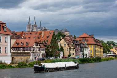 BAMBERG, ALMANY, 28 HAZİRAN 2020: Bamberg nehrinde tekne