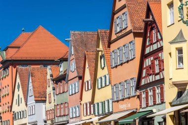 DINKELSBUHL, GERMANY, 27 HAZİRAN 2020: Tarihi merkezde renkli ve antik yarı ağaçlı evler