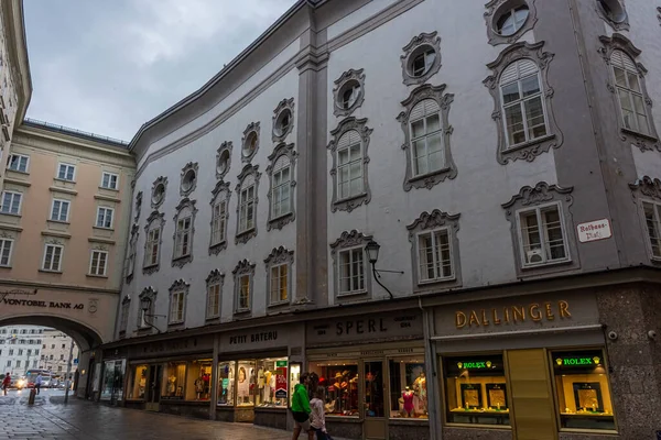 Salzburg Österrike Augusti 2020 Vacker Gata Den Historiska Stadskärnan Regnet — Stockfoto