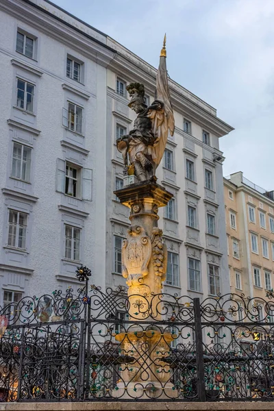 Salzburg Austria Agosto 2020 Hermosa Vista Calle Lluviosa Centro Histórico —  Fotos de Stock