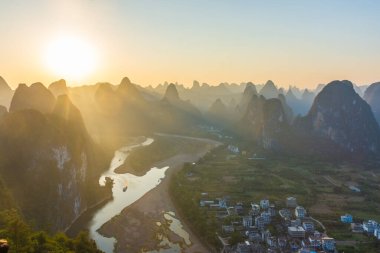 Xingping, Guilin, Çin 'in karst manzarasında inanılmaz bir gün batımı.