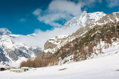 Piedmont, İtalya 'daki Pian della Mussa Dağı' nda karlı bir manzara.