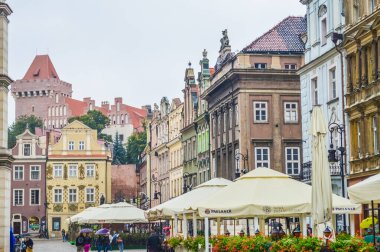 POZNAN, POLAND, 27 AĞUSTOS 2018: Market Squa 'daki eski binalar