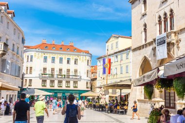 BÖLÜM, CROATIA, 7 AĞUSTOS 2019: Turistlerle bölünme meydanı