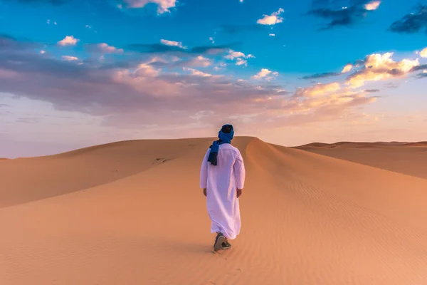 Berber Man Wearing Traditional Tuareg Clothes Sahara Desert Dawn Merzouga — Stock Photo, Image