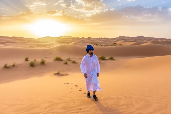 Berber Man Draagt Traditionele Kleding Sahara Woestijn Bij Dageraad Marokko — Stockfoto