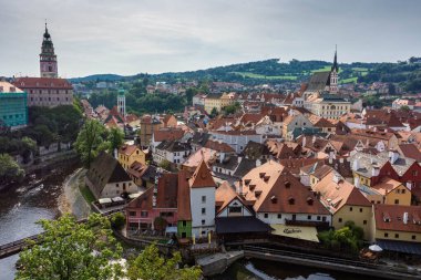 CESKY KRUMLOV, CZECH REPUBLIC, 1 AĞUSTOS 2020: Tarihi merkezin şaşırtıcı şehir manzarası