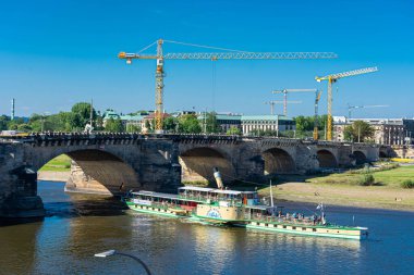 DRESDEN, ALMANY, 23 HAZİRAN 2020: Elbe nehir kıyıları
