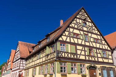 DINKELSBUHL, GERMANY, 27 HAZİRAN 2020: Tarihi merkezde renkli ve antik yarı ağaçlı evler