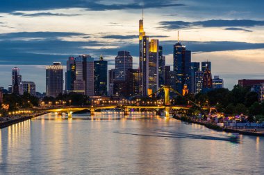 FRANKFURT, GERMANY, 25 HAZİRAN 2020: Gün batımında Frankfurt am Main 'in şehir manzarası.