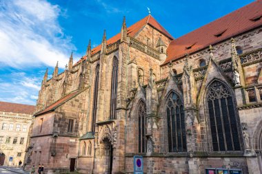NUREMBERG, ALMANY, 27 HAZİRAN 2020: Öğleden sonra Nuremberg Katedrali 'nin güzel manzarası