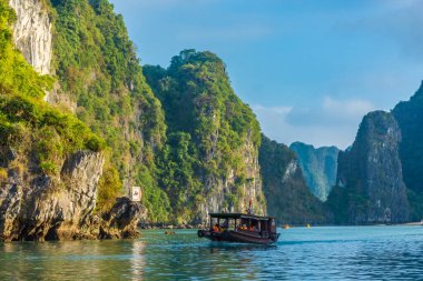 HA LONG BAY, VİETNAM, HAZİRAN 6 2020: güzel Ha Long Körfezi 'nde tekne