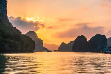 Vietnam 'da, Ha Long Körfezi' nde inanılmaz bir gün batımı.