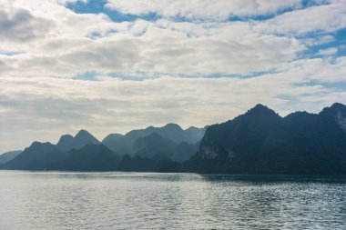 Vietnam, Ha Long Körfezi 'nin muhteşem manzarası.
