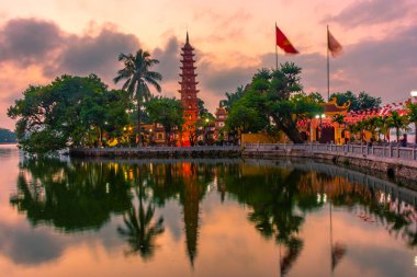 HANOI, VİETNAM, 4 HAZİRAN 2020: Hanoi 'deki Tran Quoc Pagoda üzerinde güzel bir günbatımı