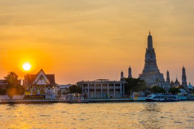 BANGKOK, THAILAND, 8 HAZİRAN 2020: Wat Arun Tapınağı üzerinde güzel bir günbatımı