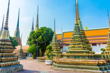Wat Pho Tapınağı 'ndaki Budist kuleleri, Bangkok, Tayland