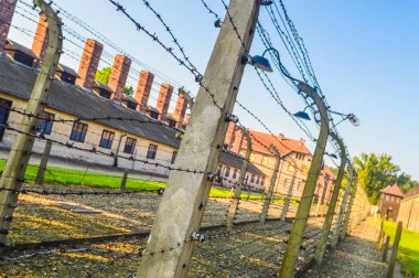 AUSCHWitz, POLAND, 16 HAZİRAN 2018 Auschwitz 'in kablolu çitleri