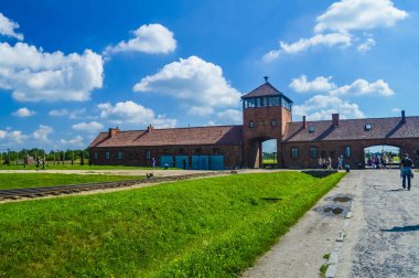AUSCHWitz, POLAND, 16 HAZİRAN 2018: Auschwitz-Birkenau Girişi 