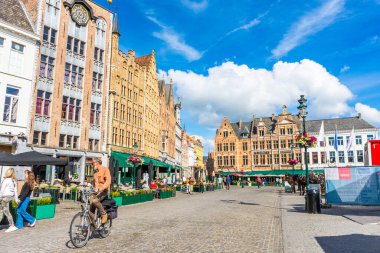 BRUGES, BELGIUM, 21 HAZİRAN 2020: Şehir merkezindeki ana meydan ve tarihi binalar
